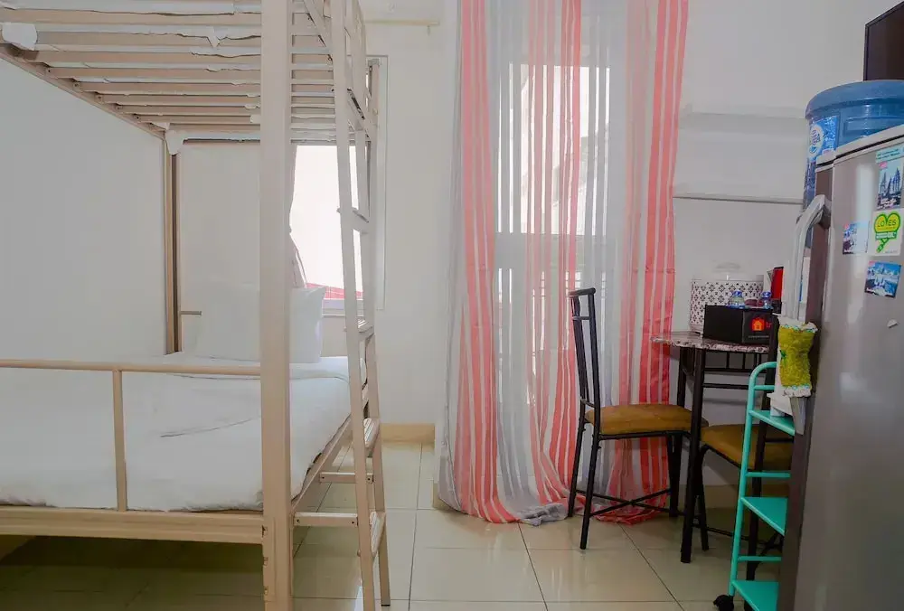 Green Bay Pluit Studio Apartment with 2 Single Beds — фото 1