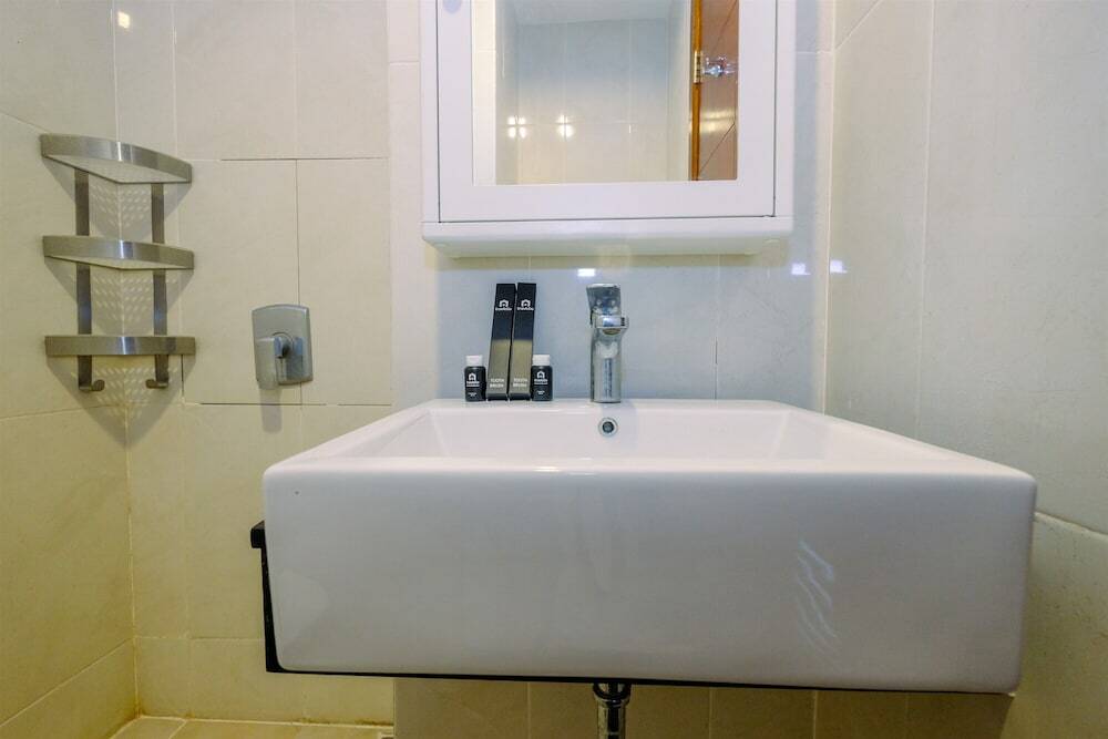 Джакарта: Chic and Compact Studio Apartment at Capitol Park Residence