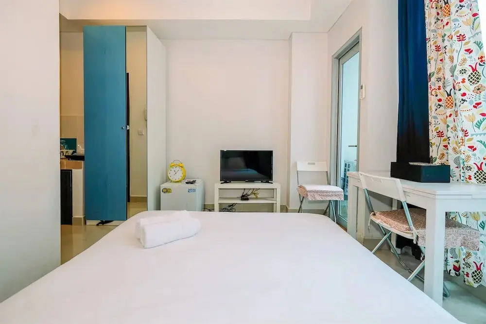 Джакарта: Chic and Compact Studio Apartment at Capitol Park Residence