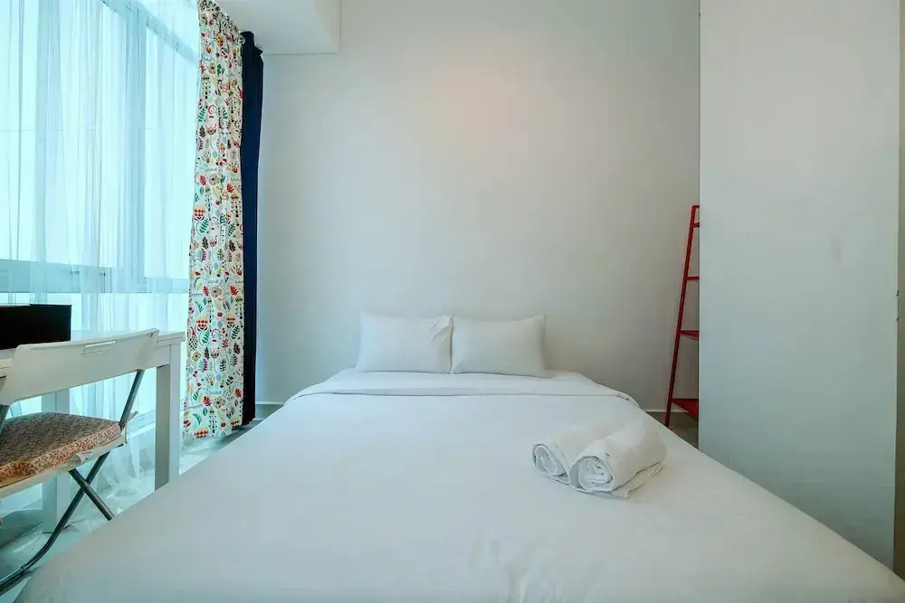 Джакарта: Chic and Compact Studio Apartment at Capitol Park Residence