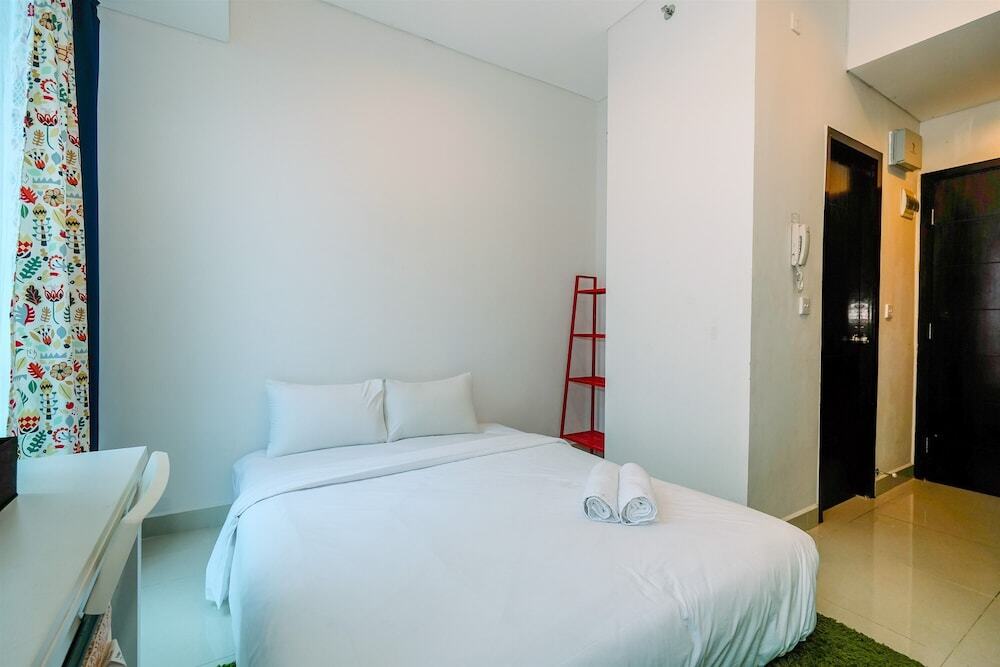 Джакарта: Chic and Compact Studio Apartment at Capitol Park Residence