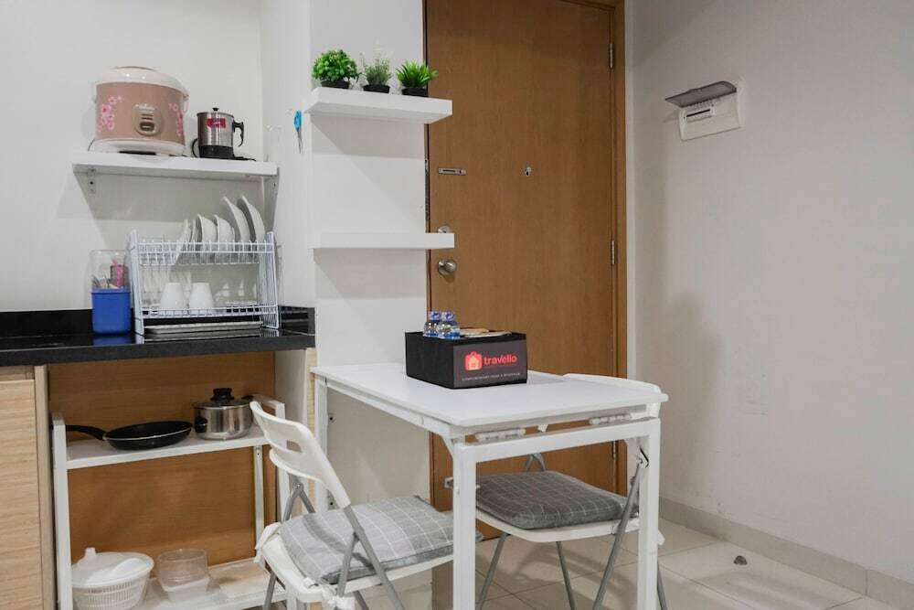 Джакарта: Modern 1BR Apartment at The Mansion Kemayoran