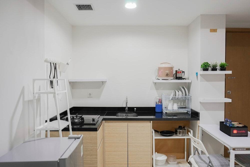 Джакарта: Modern 1BR Apartment at The Mansion Kemayoran