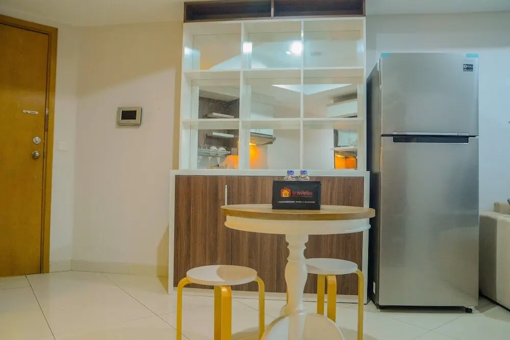 Джакарта: Modern and Comfy 2BR with Golf View at The Mansion Kemayoran