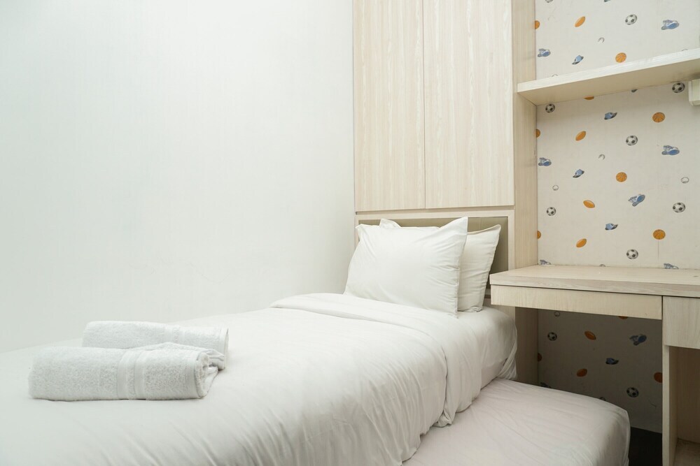 Джакарта: 2BR near Toll Soeta Airport at City Park Apartment