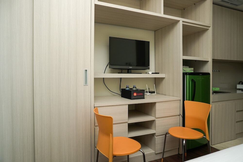 Джакарта: Furnished Studio with Pool View at Puri Orchard Apartment