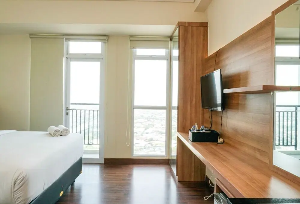 Modern And Fully Furnished Studio at Puri Orchard Apartment — фото 1