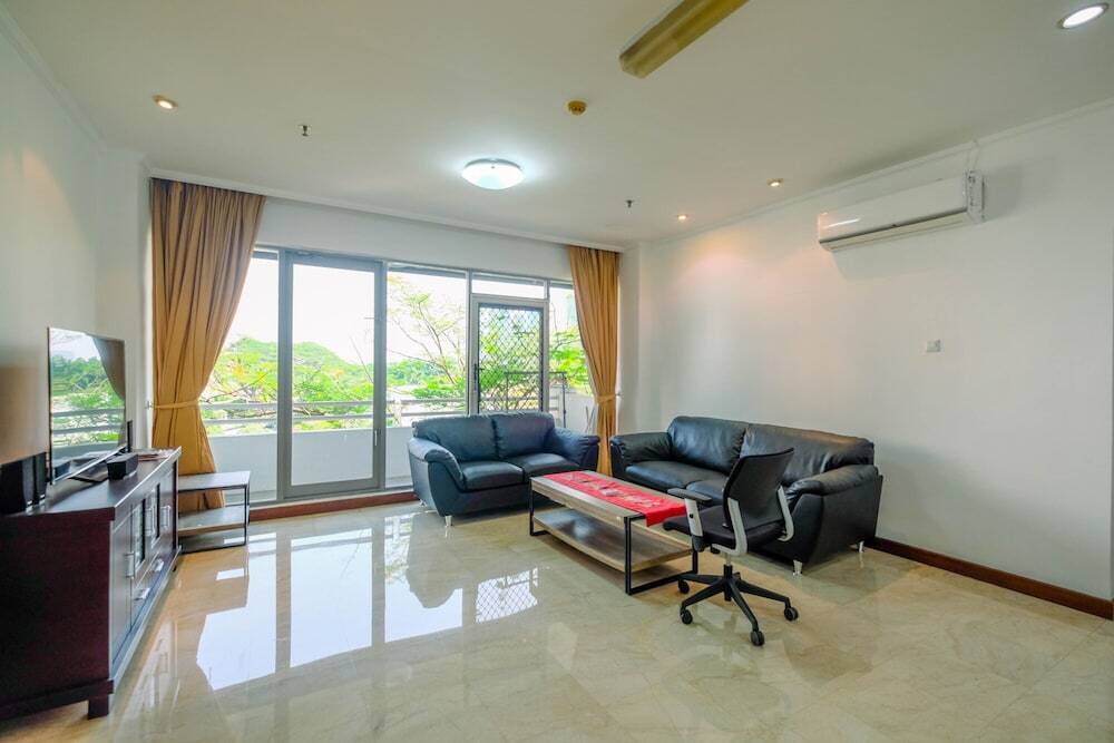 Джакарта: Elegant and Spacious 3BR Apartment Kintamani Condominium