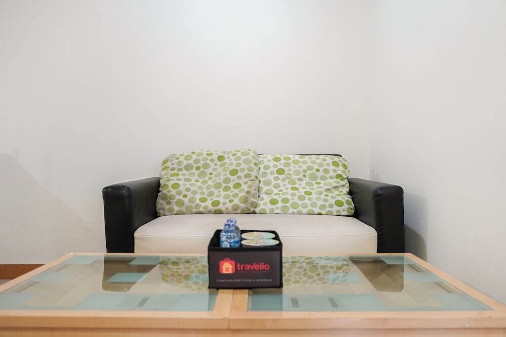 Джакарта: Elegant and Comfy 1BR Green Central City Apartment By Travelio