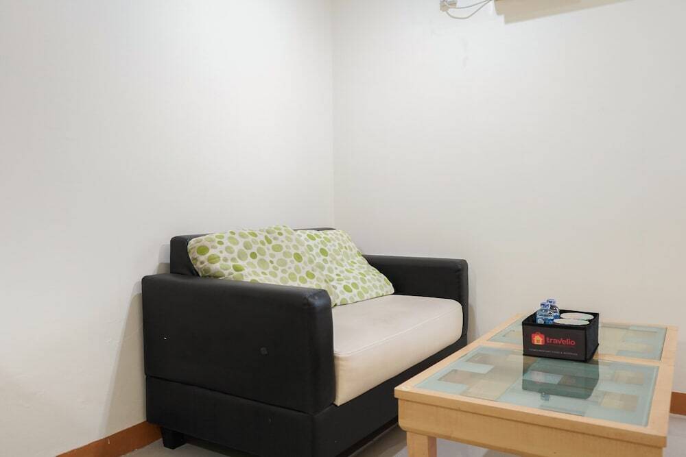 Джакарта: Elegant and Comfy 1BR Green Central City Apartment By Travelio