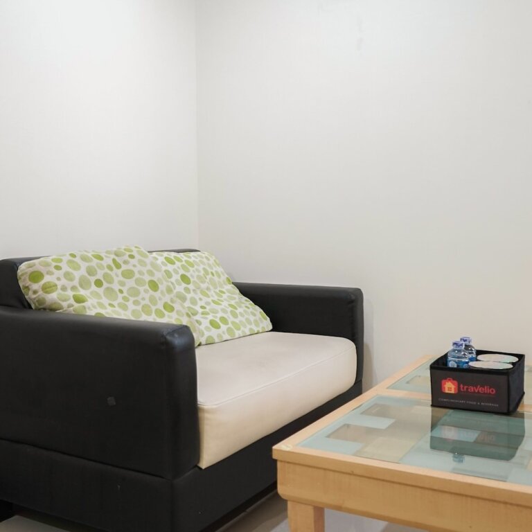 Джакарта: Elegant and Comfy 1BR Green Central City Apartment By Travelio