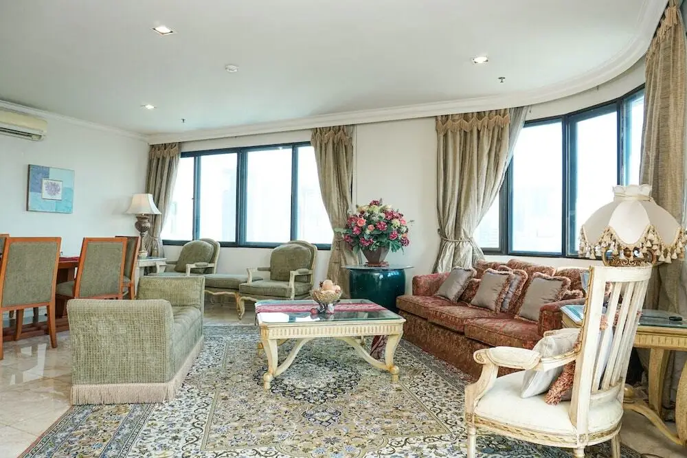 Good Location 2BR at Park Royale Apartment — фото 1