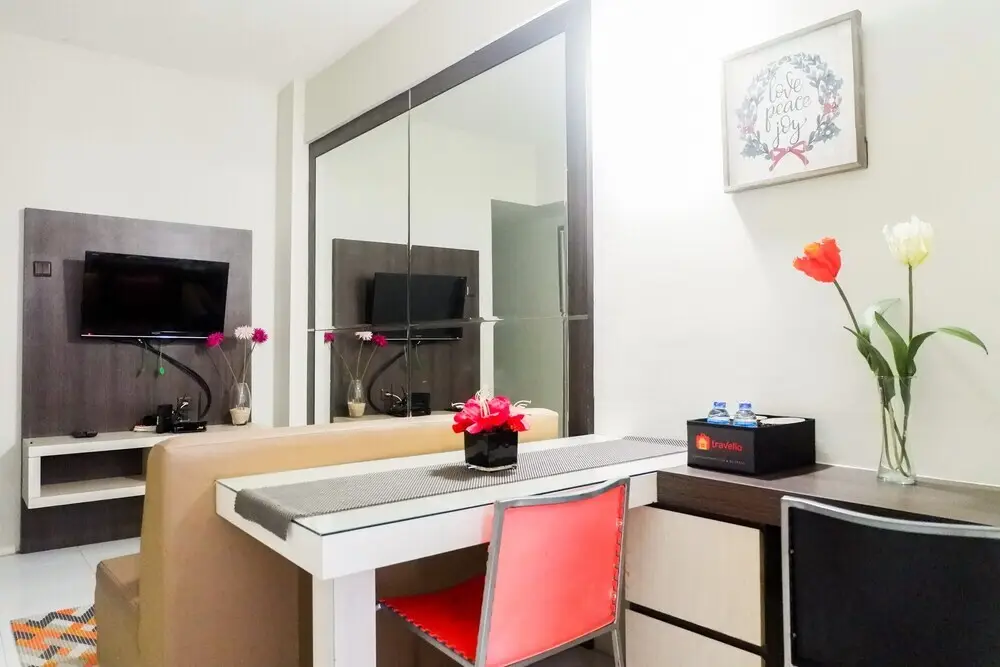 Сурабая: Cozy 2BR Apartement at Dian Regency