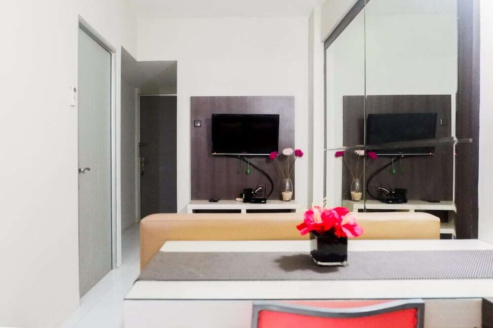 Сурабая: Cozy 2BR Apartement at Dian Regency