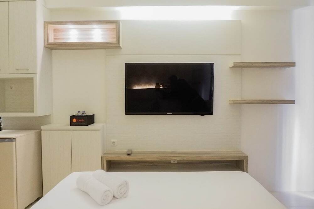 Сурабая: Comfy Studio Apartment at Bale Hinggil