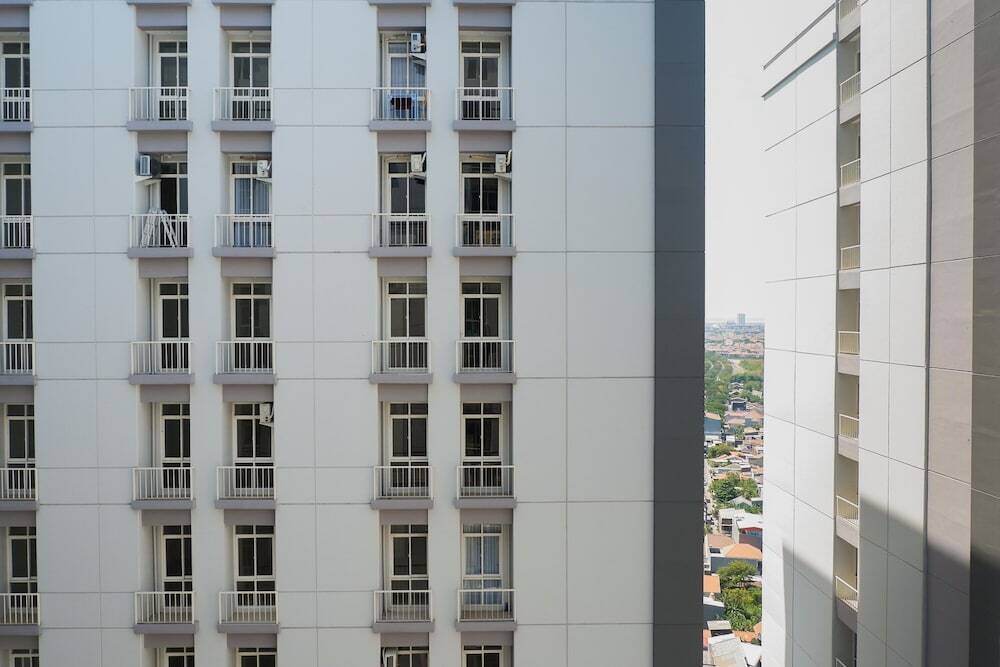 Сурабая: Comfy Studio Apartment at Bale Hinggil