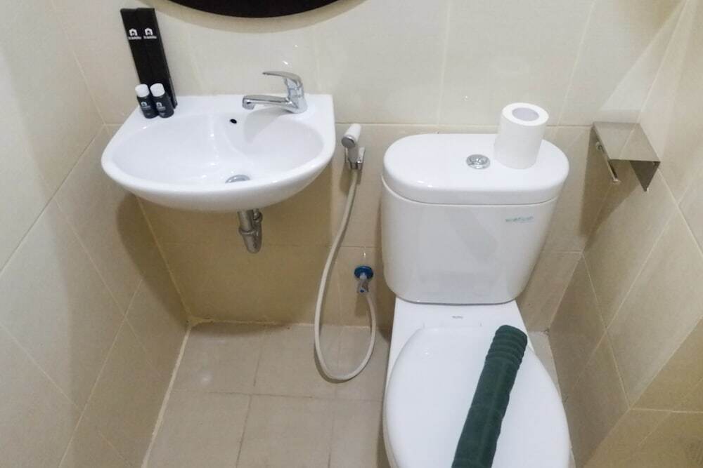 Сурабая: Comfy Studio Apartment at Bale Hinggil