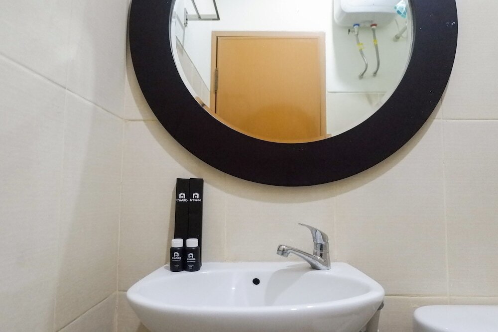 Сурабая: Comfy Studio Apartment at Bale Hinggil