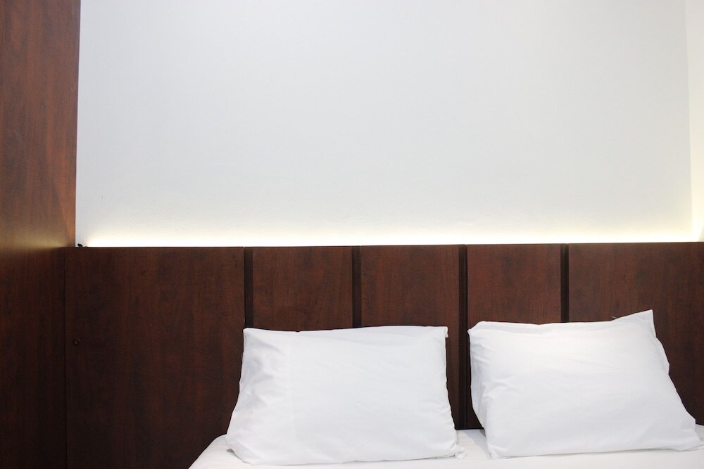 Бандунг: Bright & Cozy 2BR Apartment at Parahyangan Residence