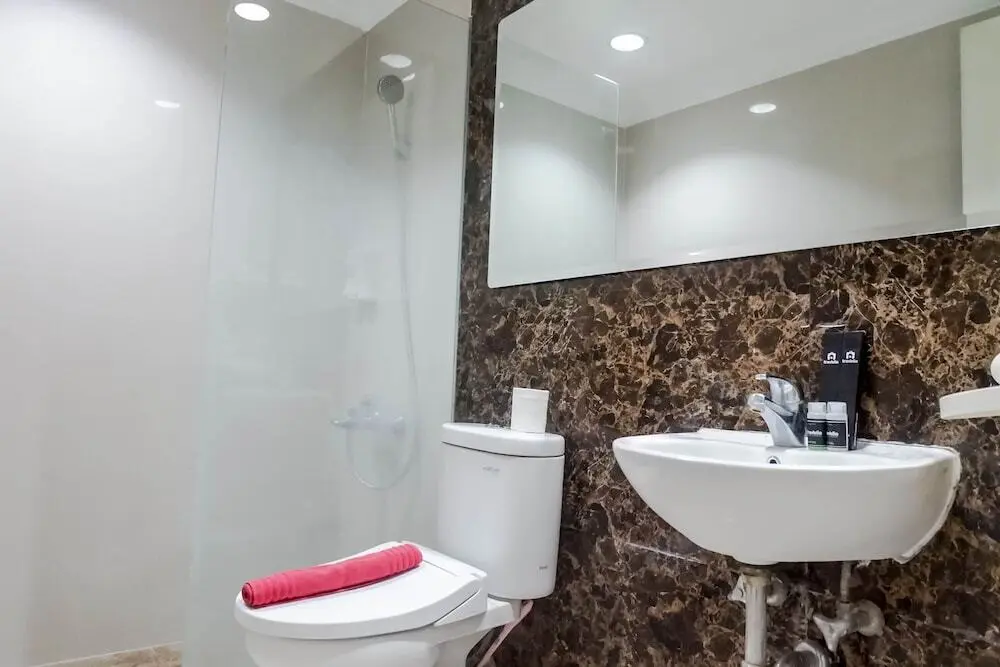 Сурабая: Spacious High Floor 2BR at Taman Beverly Apartment