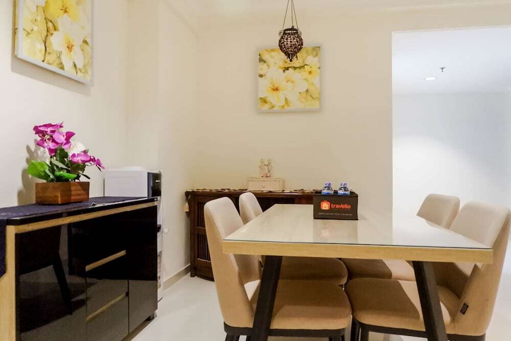 Сурабая: Spacious High Floor 2BR at Taman Beverly Apartment