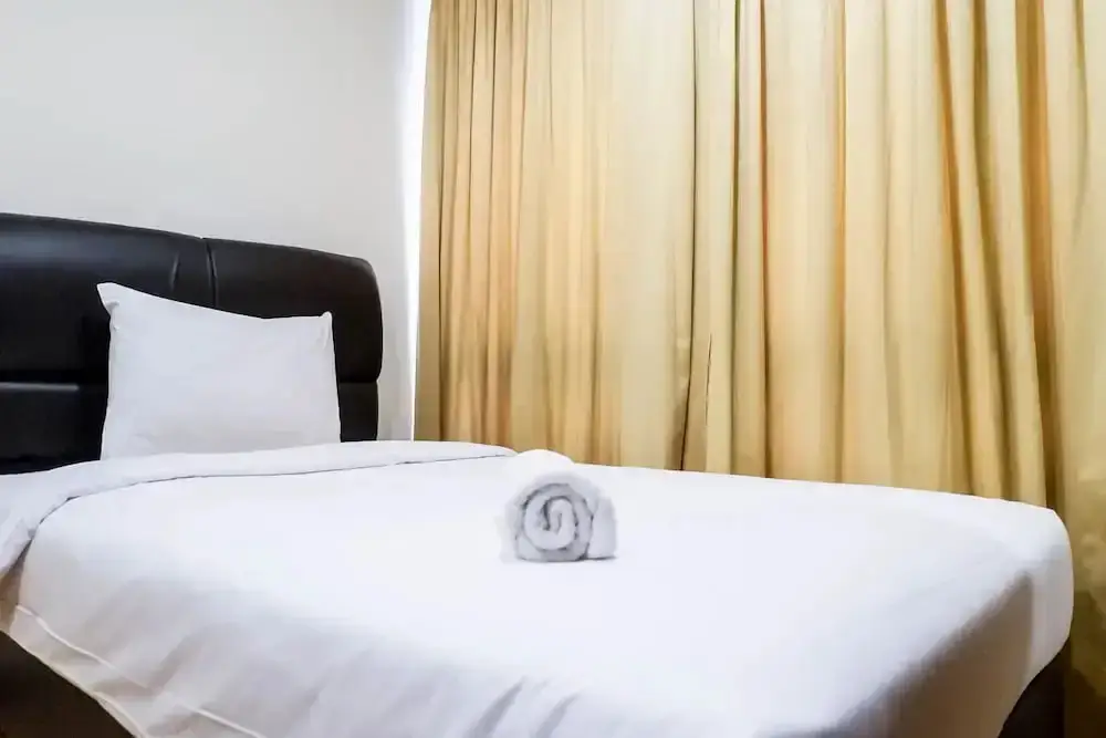 Сурабая: Spacious High Floor 2BR at Taman Beverly Apartment