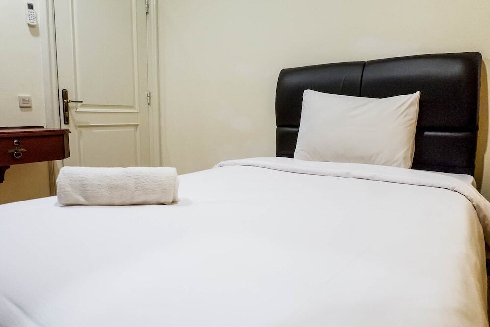 Сурабая: Spacious High Floor 2BR at Taman Beverly Apartment