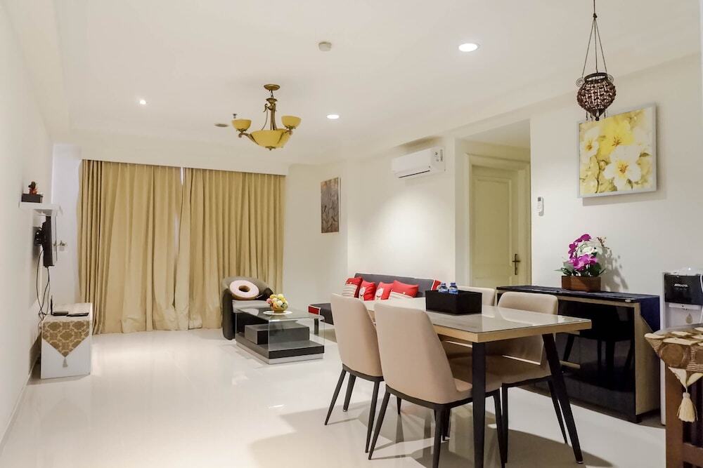 Сурабая: Spacious High Floor 2BR at Taman Beverly Apartment