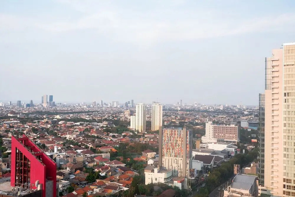 Сурабая: Spacious High Floor 2BR at Taman Beverly Apartment