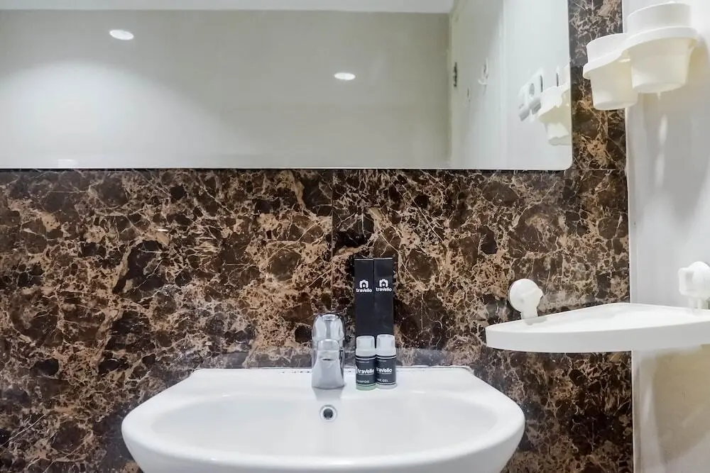 Сурабая: Spacious High Floor 2BR at Taman Beverly Apartment