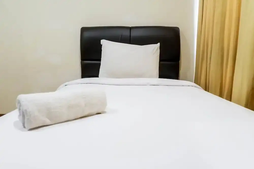 Сурабая: Spacious High Floor 2BR at Taman Beverly Apartment