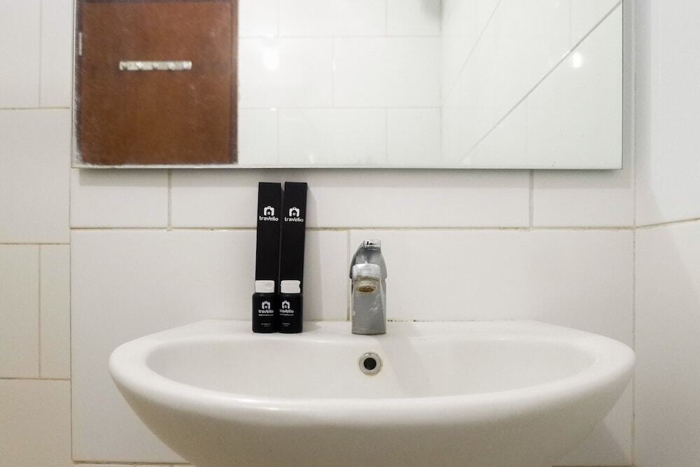 Сурабая: Homey and Comfy 2BR Apartment at Waterplace Residence