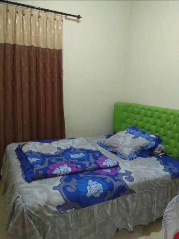 Бату: Lestary Homestay