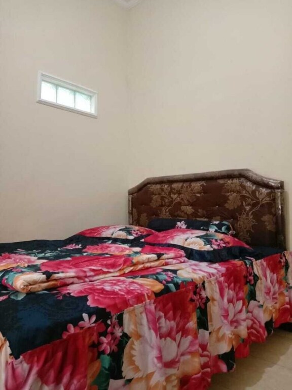 Бату: Lestary Homestay