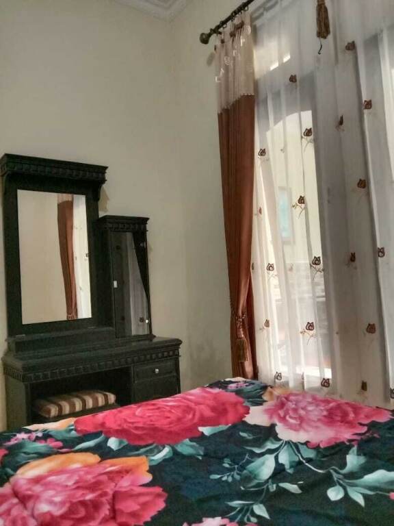 Бату: Lestary Homestay
