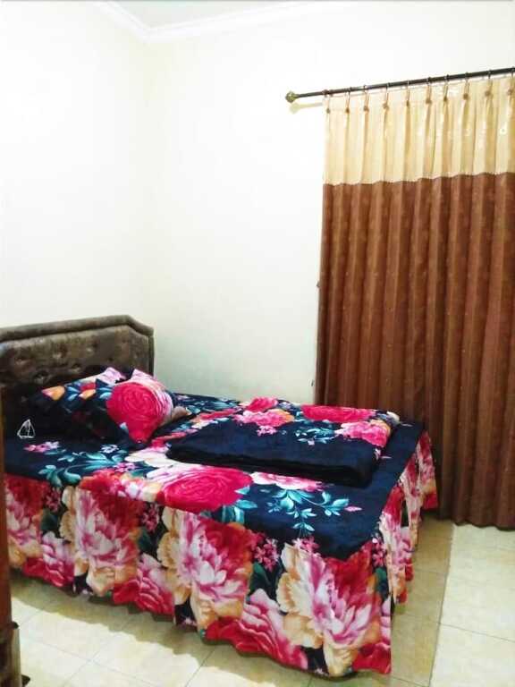 Бату: Lestary Homestay