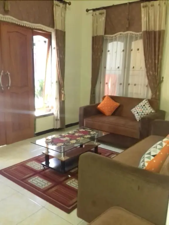 Бату: Lestary Homestay