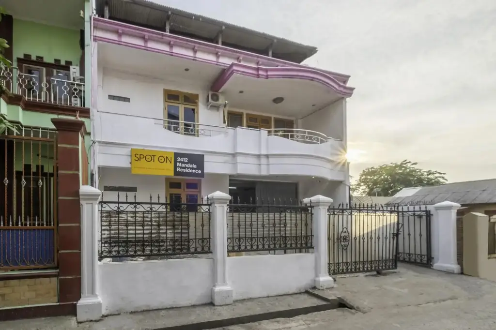 Караванг: OYO Life 2412 Mandala Residence