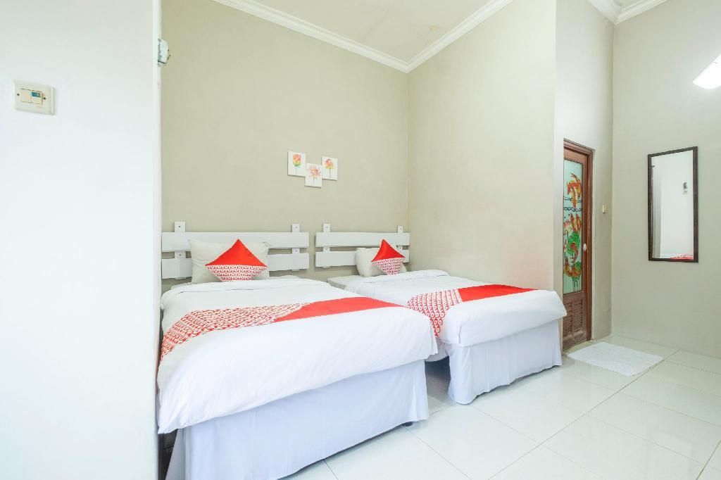 Караванг: OYO 2227 Raka Residence Syariah