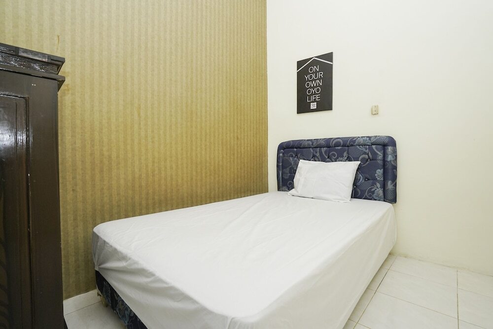 Сурабая: Oyo Life 2573 Griyo Kost Putra 205