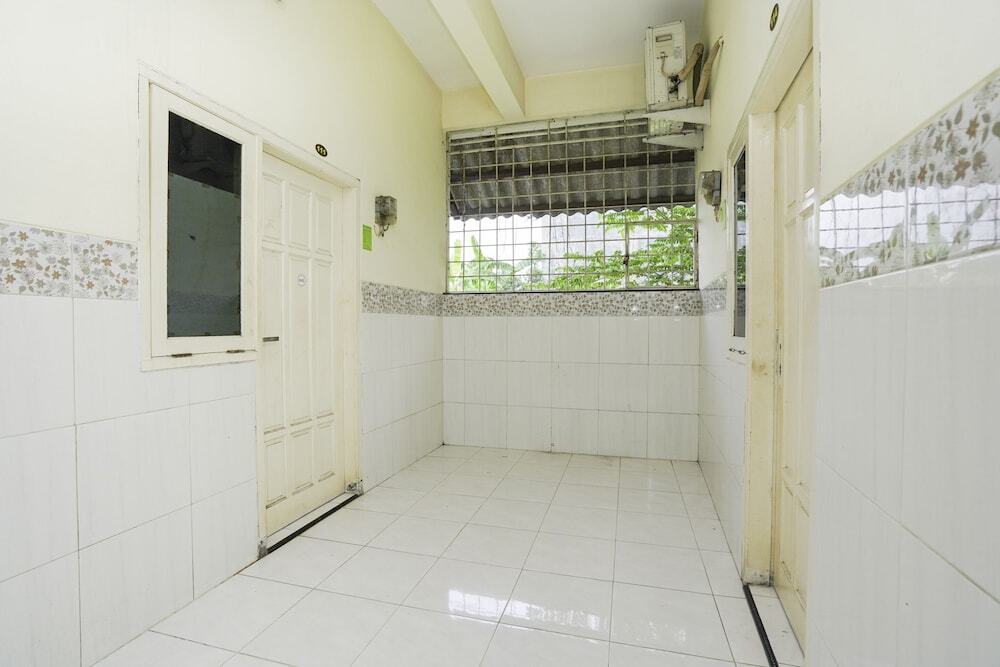 Сурабая: Oyo Life 2573 Griyo Kost Putra 205