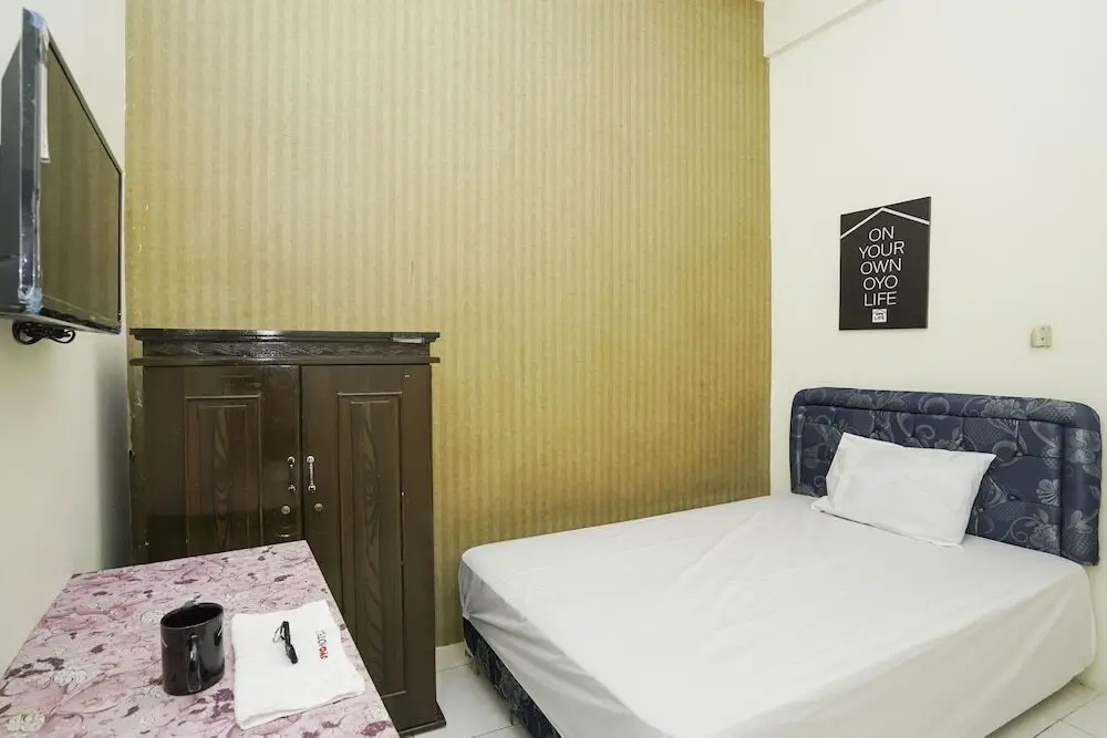 Сурабая: Oyo Life 2573 Griyo Kost Putra 205