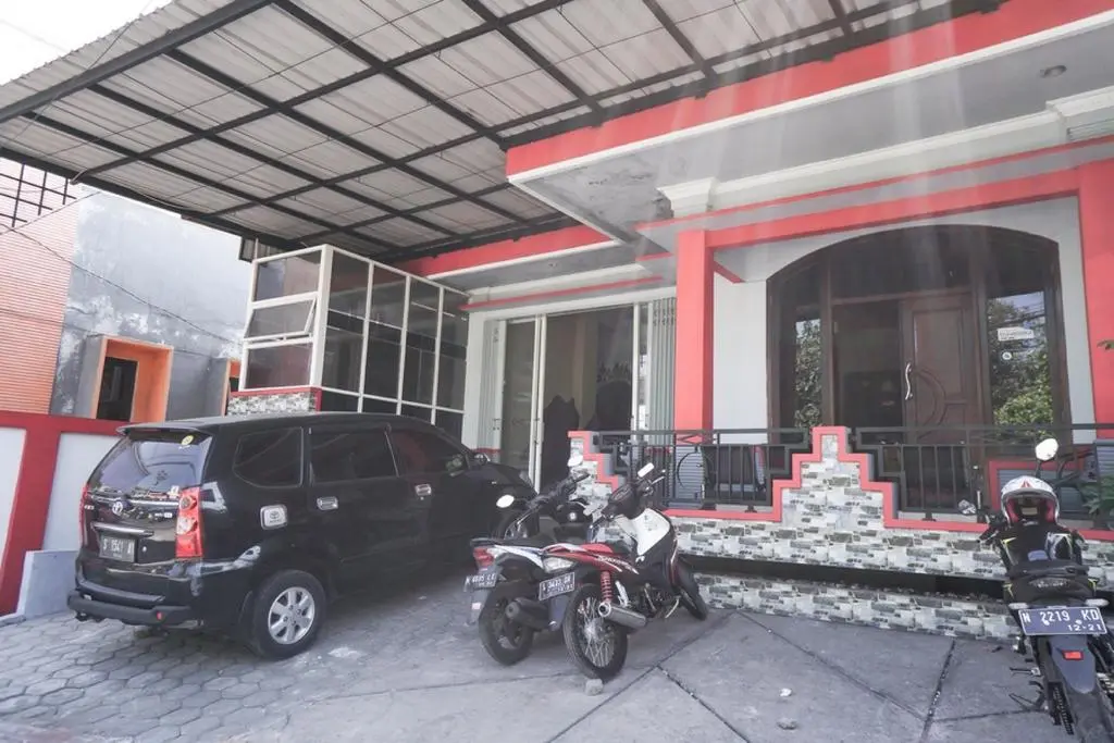 Бату: RedDoorz near Alun Alun Batu