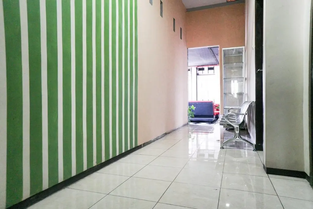 Бату: RedDoorz near Alun Alun Batu