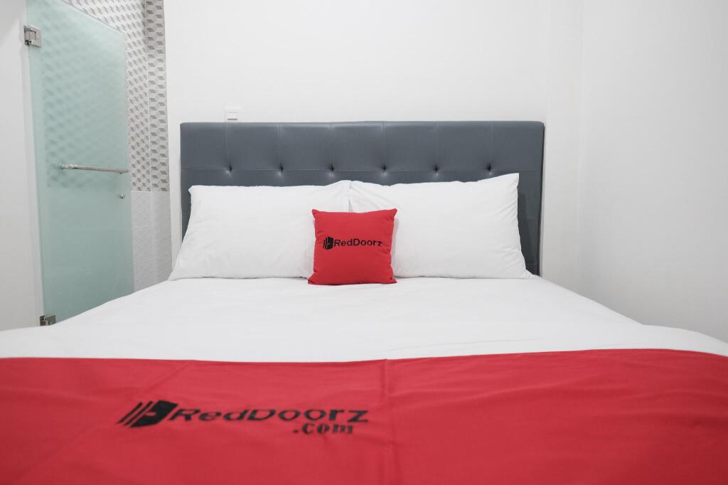 Джакарта: RedDoorz near Taman Palem