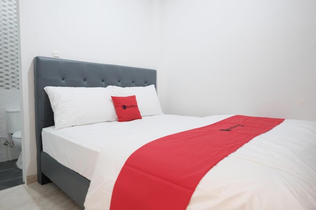 Джакарта: RedDoorz near Taman Palem