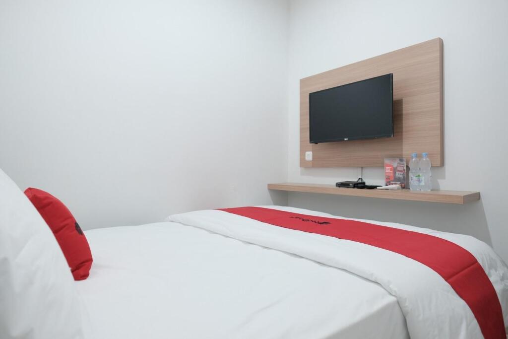 Джакарта: RedDoorz near Taman Palem
