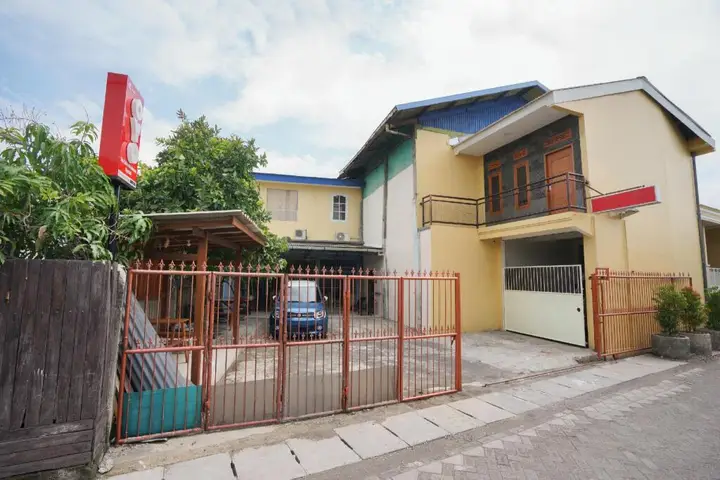 Сурабая: OYO 2656 Az Zahra Residence Syariah