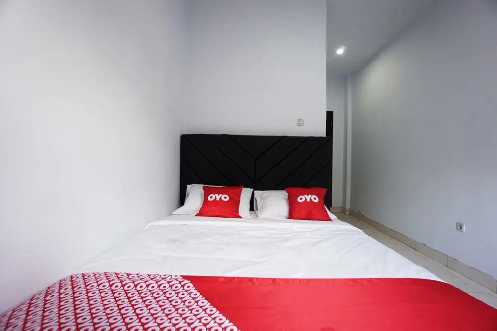 Вори: Oyo 2566 Putri Kesia Rooms