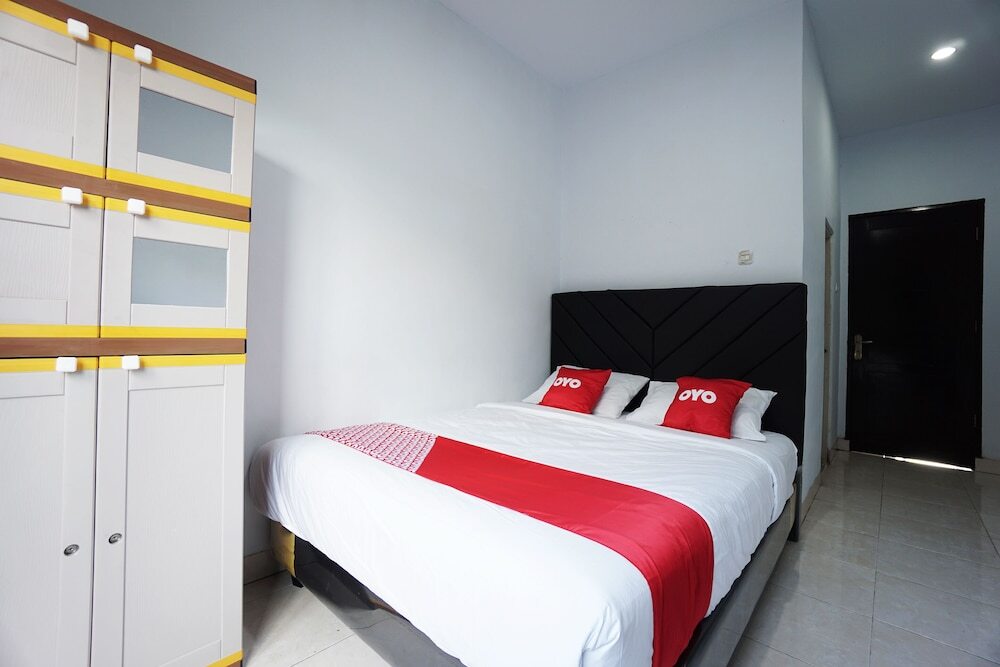 Вори: Oyo 2566 Putri Kesia Rooms
